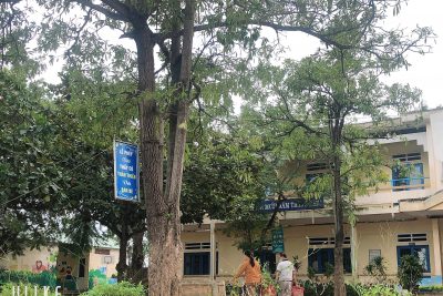 TRƯỜNG TIỂU HỌC BÌNH ĐÔNG DỌN VỆ SINH SAU BÃO SỐ 4