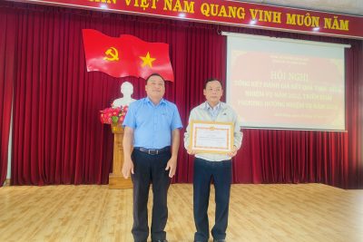 Chi bộ Trường Tiểu học Bình Đông tham gia tổng kết Đảng bộ